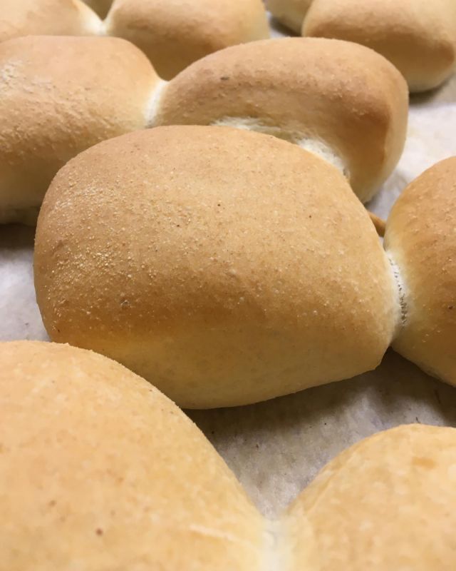 🥨jägare, italiensk lantbräck med surdeg och två sorters goda vetebullar 👍🏻välkomna till oss på Mungesbageri idag ❤️